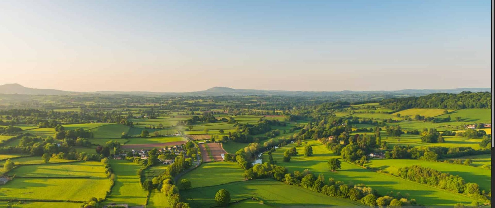 Producteurs locaux cultivant leurs terres dans une ferme française